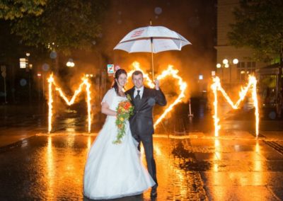 Feuerwerk Mitternacht bei Traumhochzeit der KRONE mit Hochzeitsband Voices And Music, Brautpaar mit Regenschirm