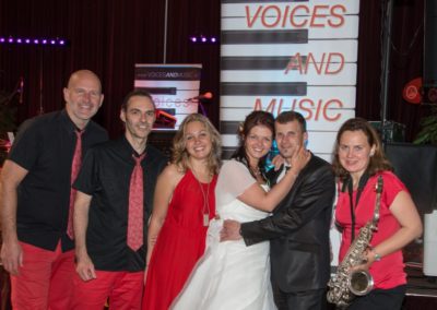 Hochzeitsband Voices And Music mit glücklichen Brautpaar bei KRONE Traumhochzeit