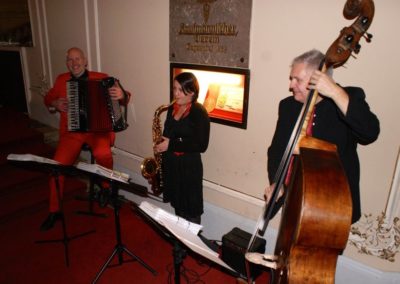 voicesandmusic_weihnachtsfeier mit Saxofon Akkordeon Kontrabass