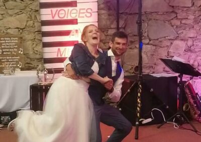 lustiges Brautpaar Hochzeitszeitsfeier Eröffnungstanz Livemusik Party u Tanzband Voices And Music