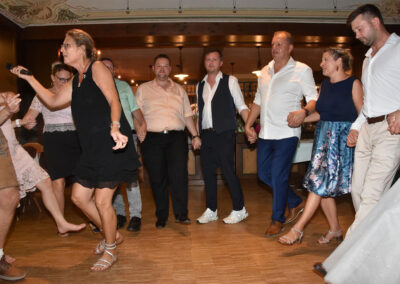 Polonaise mit Sängerin Nadja, Publikum singt, Tänzerinnen, Tänzer, Partymusik, Azzuro, Spaß bei Hochzeit, volle Tanzfläche, glückliche Braut und Bräutigam, wartberg an der Aist, Gasthaus DInghofer, Mühlviertel, oberösterreich