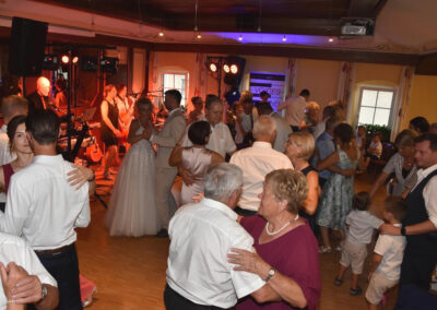 volle Tanzfläche, Hochzeitsmusik Voices And Music, Oberösterreich, Mühlviertel, Linz, Österreich, Tanzmusik vom Feinsten, Hochzeitstanz, lustiges Brautpaar,